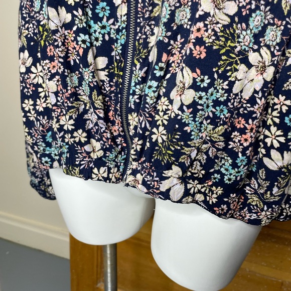 Fever Blue Floral Long Sleeves Zip Up Gathered Hem Relaxed Lightweight Jacket - Picture 11 of 14